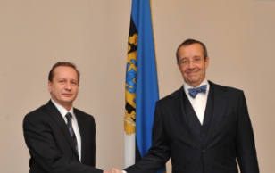 Ukraina suursaadik Viktor Kryzhanivsky ja president Toomas Hendrik Ilves
