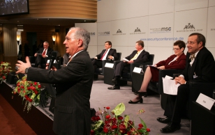 Discussion on Saturday afternoon, in the front, Wolfgang Ischinger, Chairman, Munich Security Conference