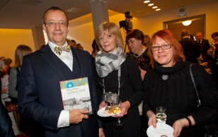 President Toomas Hendrik Ilves kohtus Jaani kiriku rõdul Peterburi eesti seltsi liikmetega