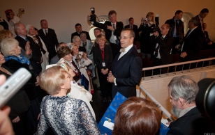 President Toomas Hendrik Ilves kohtus Jaani kiriku rõdul Peterburi eesti seltsi liikmetega