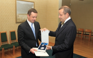 President Ilves andis Aivis Ronisele üle Maarjamaa Risti II klassi teenetemärgi