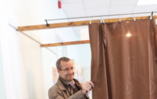 President Toomas Hendrik Ilves andis oma hääle Riigikogu uue koosseisu valimistel kodukoha valimisjaoskonnas Abja Kultuurimajas
