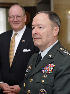 President Toomas Hendrik Ilves kohtus Ameerika Ühendriikide küberväejuhatuse ülema kindral Keith B. Alexander'iga