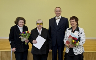 President Ilves andis Maire Salale, Anni Oraveerile ja Ellen Randojale üle Vabariigi Presidendi rahvaluule kogumispreemiad