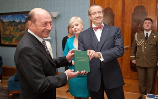 Rumeenia president Traian Băsescu ja president Toomas Hendrik Ilves, nende vahelt vaatab Evelin Ilves