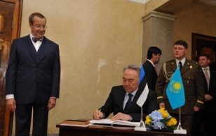 Sissekanne külalisteraamatusse. President Toomas Hendrik Ilves ja Kasahstani riigipea Nursultan Nazarbajev