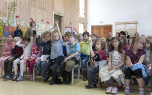 Evelin Ilves külastas koos suusataja Jaak Maega Tartu katoliku kooli, et tunnustada iluuisutajaid Naomi ja Nanette Anderssoni