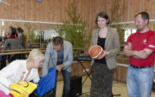Evelin Ilves külastas koos suusataja Jaak Maega Tartu katoliku kooli, et tunnustada iluuisutajaid Naomi ja Nanette Anderssoni
