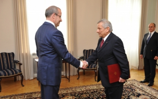 President Toomas Hendrik Ilves ja Jordaania Hašimiidi Kuningriigi suursaadik Khaldoun TH. Talhouni