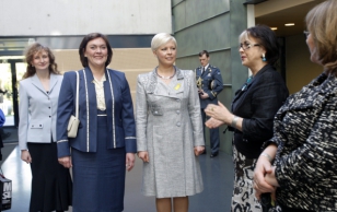 Evelin Ilves ja Horvaatia presidendi abikaasa Tatjana Josipović Kumu kunstimuuseumis