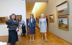 Evelin Ilves ja Horvaatia presidendi abikaasa Tatjana Josipović Kumu kunstimuuseumis
