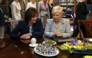 Evelin Ilves ja Horvaatia presidendi abikaasa Tatjana Josipović Kalevi šokolaadivabrikus