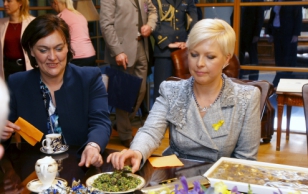 Evelin Ilves ja Horvaatia presidendi abikaasa Tatjana Josipović Kalevi šokolaadivabrikus