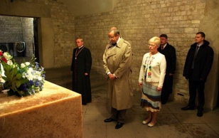Lennuõnnetuses hukkunud Poola riigipea Lech Kaczyński ja tema abikaasa Maria Kaczyńska haud Waweli lossi katedraali krüptis