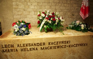 Lennuõnnetuses hukkunud Poola riigipea Lech Kaczyński ja tema abikaasa Maria Kaczyńska haud Waweli lossi katedraali krüptis