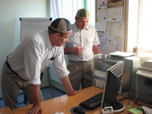 President Toomas Hendrik Ilves ja Aasta põllumees 2010 tiitli pälvinud Pilsu talu peremees Madis Ajaots