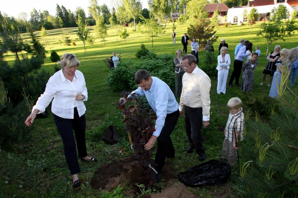Anu ja Andrus Ansip istutasid presidendi talu aeda sarapuu