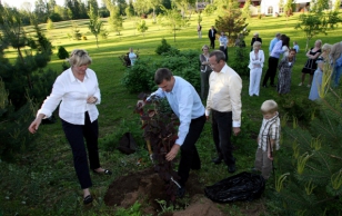 Anu ja Andrus Ansip istutasid presidendi talu aeda sarapuu