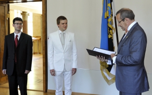 Noore kultuuritegelase eripreemia laureaat Igor Kotjuh, noore kultuuritegelase preemia laureaat Risto Joost ja president Toomas Hendrik Ilves