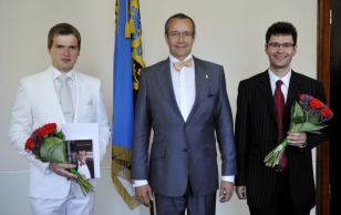 Noore kultuuritegelase preemia laureaat Risto Joost, president Toomas Hendrik Ilves ja noore kultuuritegelase eripreemia laureaat Igor Kotjuh