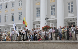 Ülikooli peahoone ette kogunenud lõpetajad ja nende õnnitlejad nägid ka Eesti ja Leedu presidente