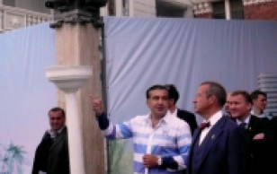Gruusia riigipea Mihhail Saakašvili tutvustab president Toomas Hendrik Ilvesele Batumi linna