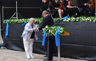 20. augusti mälestuskivi andmine 20 aasta taguse Ülemnõukogu juhataja asetäitjale Marju Lauristinile