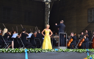 Rahvusooperi Estonia aastapäevakontsert Toompea lossi õuel
