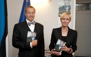 President Toomas Hendrik Ilves ja raamatu toimetaja Iivi Anna Masso