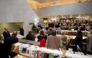 President Ilvese raamatu „Omalla äänellä“ esitlus raamatupoes Akateeminen Kirjakauppa