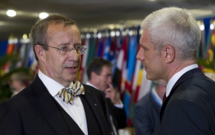 President Toomas Hendrik Ilves vestlemas Serbia riigipea Boris Tadić’iga ÜRO peasekretäri Ban Ki-moon’i korraldatud lõunasöögil, millega austati ÜRO Peaassamblee 66. istungijärgule kogunenud riigipäid