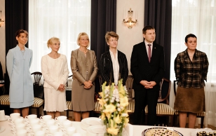 Eve Nurmekivi, Heli Tähepõld, Pille Ööpik, Diana Ingerainen, sotsiaalminister Hanno Pevkur ja Katrin Martinson