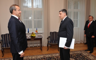President Toomas Hendrik Ilves ja Rumeenia suursaadik Marian Catalin Avramescu