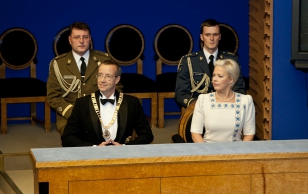 President Toomas Hendrik Ilves ja Evelin Ilves koos käsundusohvitseridega