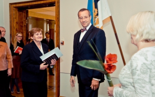 Tallinna ülikooli emeriitdotsent Viivi Maanso ja president Toomas Hendrik Ilves