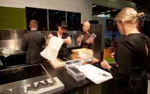 Evelin Ilves tutvustas rahvusvahelisel Helsingi toidumessil rukkileiba ja Eesti toitu