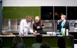 Evelin Ilves tutvustas rahvusvahelisel Helsingi toidumessil rukkileiba ja Eesti toitu