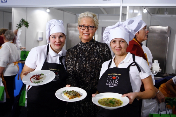 Konkursi ''Parim koolisöökla'' finaali võitnud Vääna Mõisakooli kokad Jaanika Rist ja Katrin Noodapera ning Evelin Ilves
