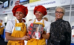 Konkursi ''Parim koolisöökla'' finaali võitnud Vääna Mõisakooli kokad Jaanika Rist ja Katrin Noodapera ning Evelin Ilves