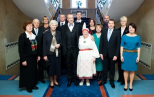 President Toomas Hendrik Ilves koos vabatahtliku tiitli saanutega