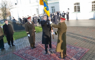 President Toomas Hendrik Ilves võttis kaitseväe lipu kindral Ants Laaneotsalt...