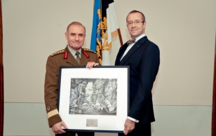 Kindral Ants Laaneots ja president Toomas Hendrik Ilves koos Jüri Arraku graafilise tööga ''Võitlus''