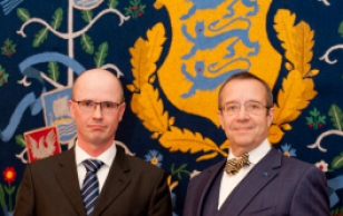 Ametisse nimetatud kohtunik Madis Ernits ja president Toomas Hendrik Ilves