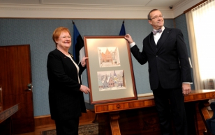 President Ilves kinkis Soome riigipeale Tarja Halonenile Eesti tunnustatud kunstniku Valli Lember-Bogatkina kaks Tallinna akvarelli