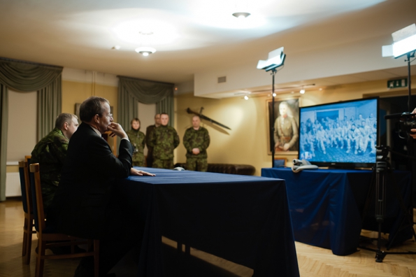 President Toomas Hendrik Ilves ja kaitseväe juhataja, brigaadikindral Riho Terras kohtusid Balti Kaitsekolledžis telesilla vahendusel Eesti kaitseväelastega, kes teenivad NATO operatsioonil Afganistani Helmandi provintsis