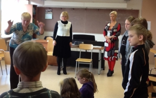 Evelin Ilves külastamas Valjala Põhikooli