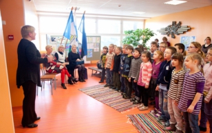 Evelin Ilves külastamas Valjala Põhikooli