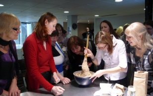 Kohtumisel Eesti kogukonnaga küpsetati ühiselt leiba