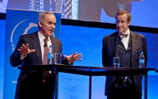 President Toomas Hendrik Ilves ja Garry Kasparov arutlesid Pärnu Finantskonverentsil innovatsiooni teemadel