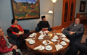 Indoneesia Vabariigi suursaadik Elias Ginting ja president Toomas Hendrik Ilves